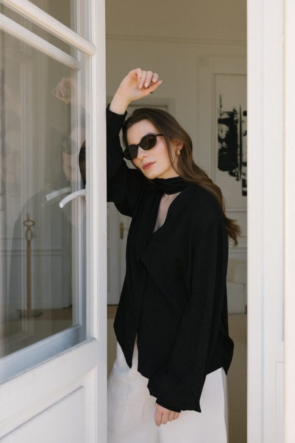 Czarna, wiązana koszula damska Clari 0.6