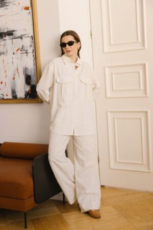 Spodnie lniane szerokie w komplecie z lnianą, oversizową koszulą damską w kolorze ecu/złamanej bieli o minimalistycznym i elegancjam charakterze