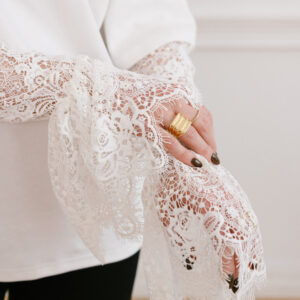 Białe rękawki koronkowe