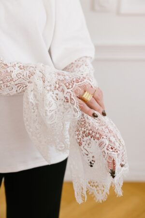 Białe rękawki koronkowe