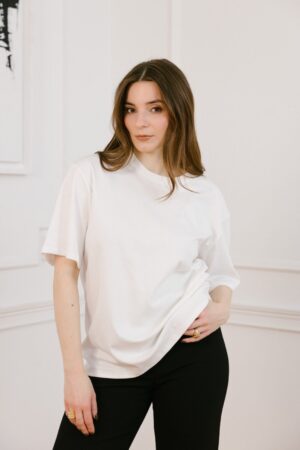 Biała koszulka damska oversize