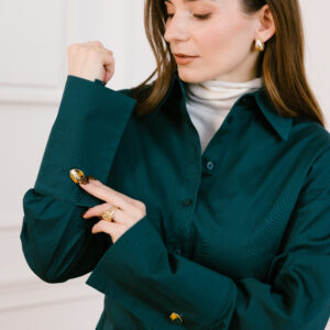 Wiązana zielona koszula damska.