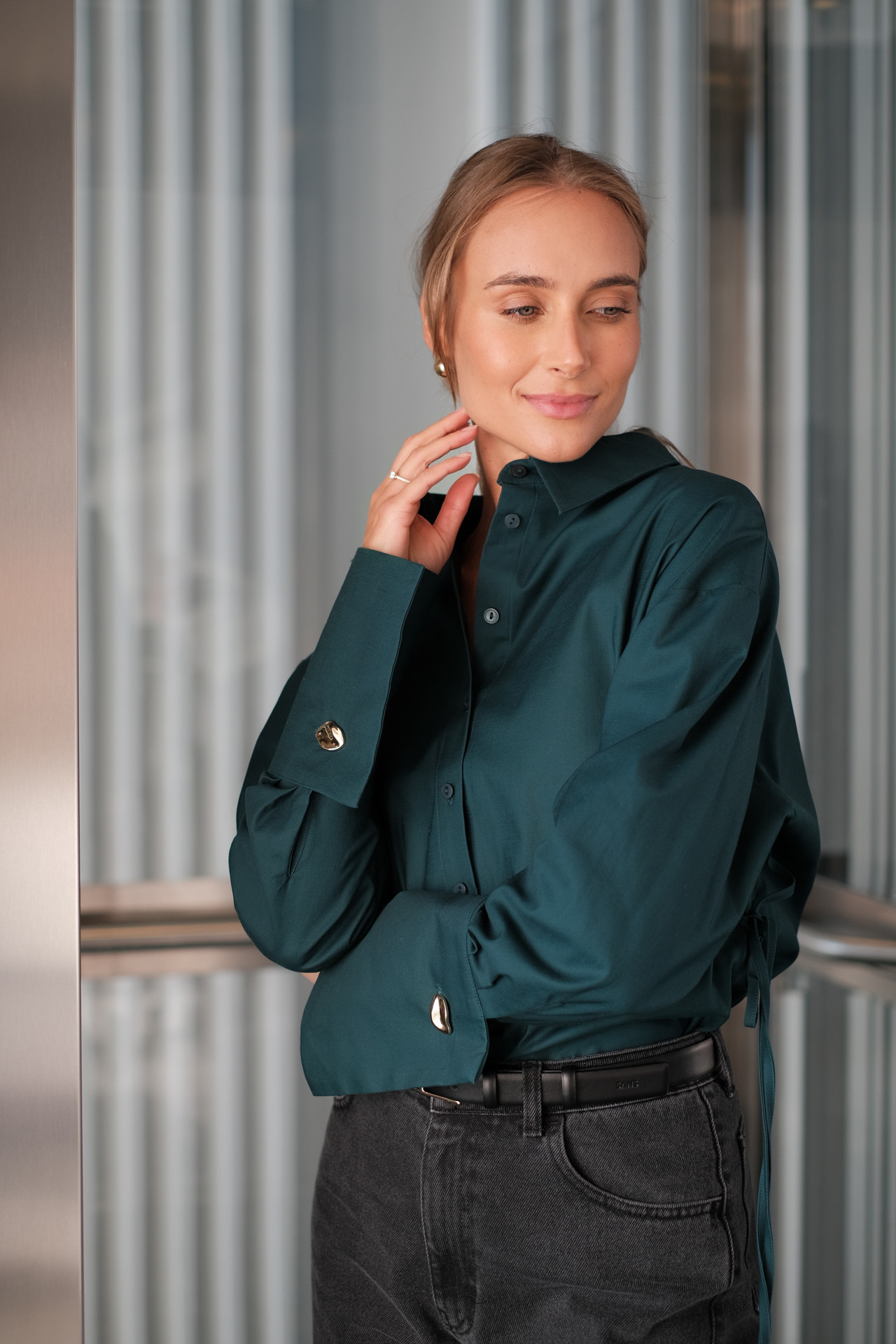 Koszula damska z dużymi mankietami.