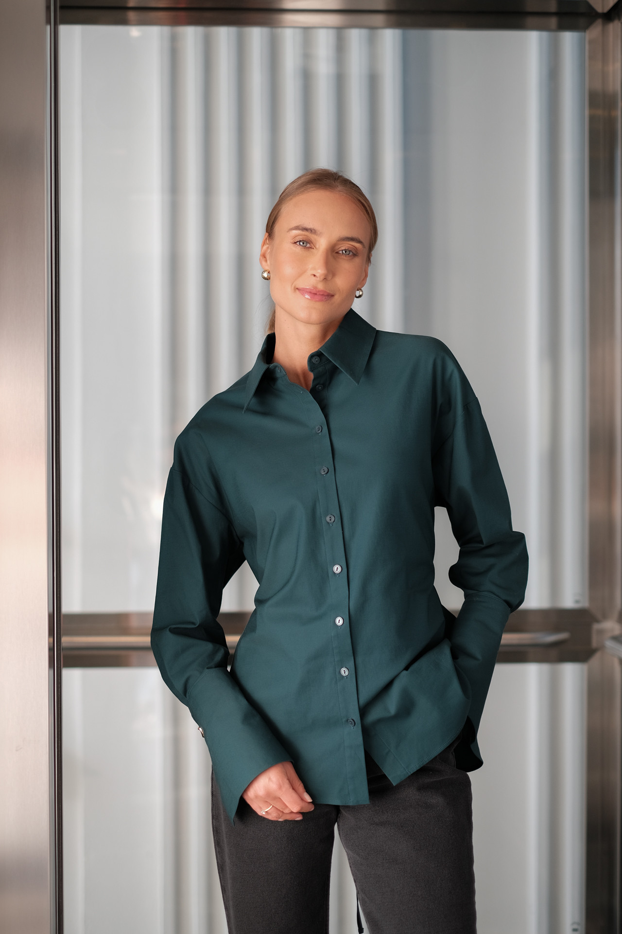 Oversizowa koszula damska zielona z wiązaniem w talii.