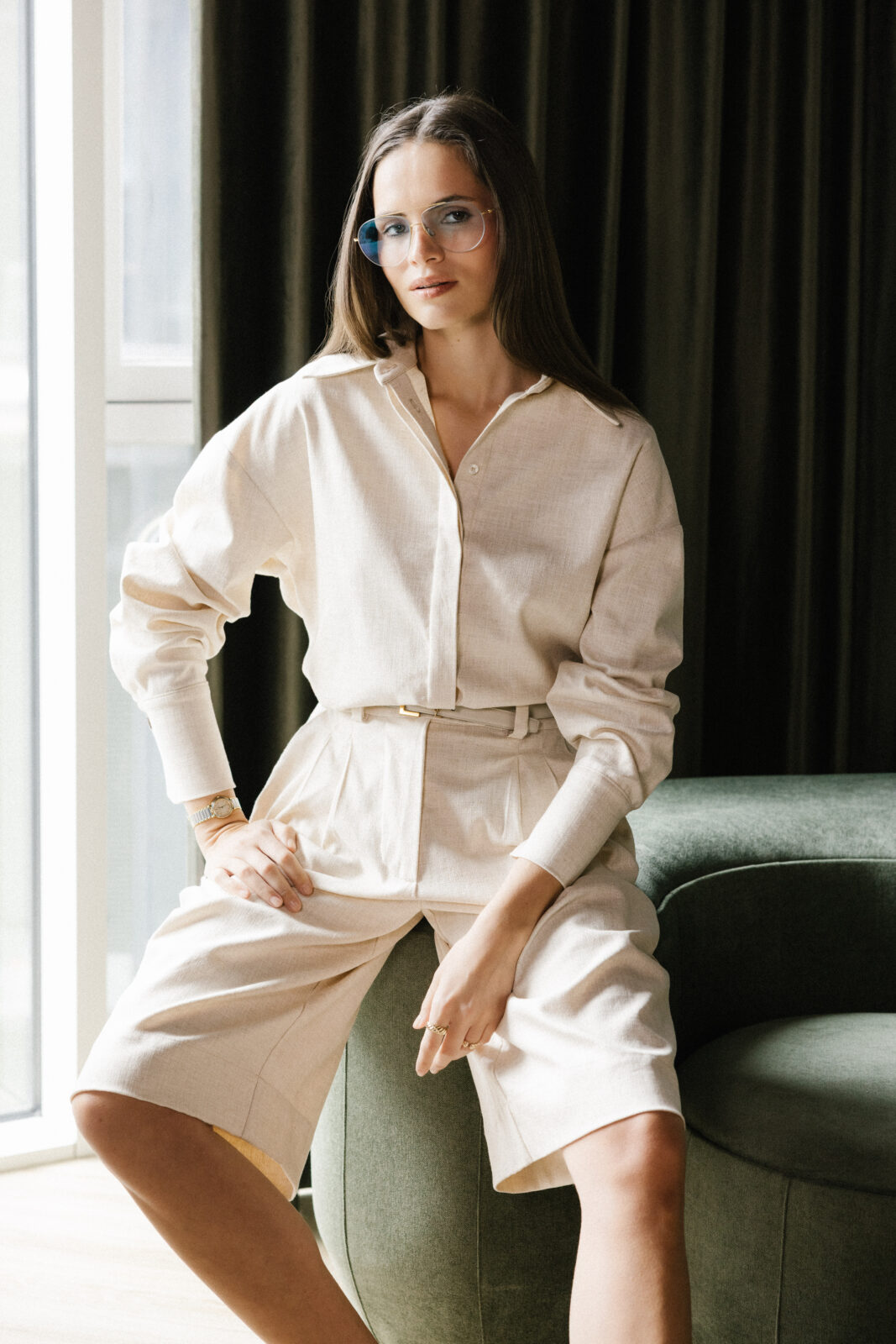 The Ease Set Clariani – portret w biurze w lnianym komplecie, koszula i bermudy
