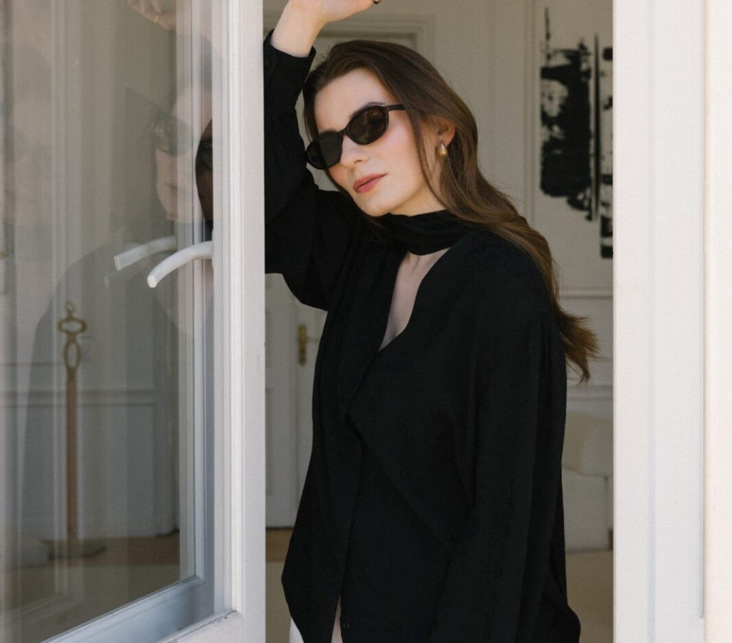 Czarna, wiązana koszula damska Clari 0.6