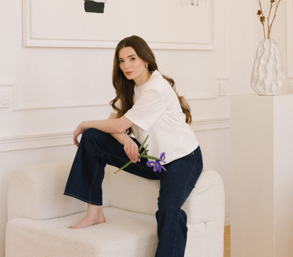 Ponadczasowy t-shirt jako idealna baza dla Twojej szafy kapsułowej